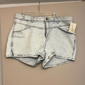 NWT Universal Thread Jean Shorts 20w